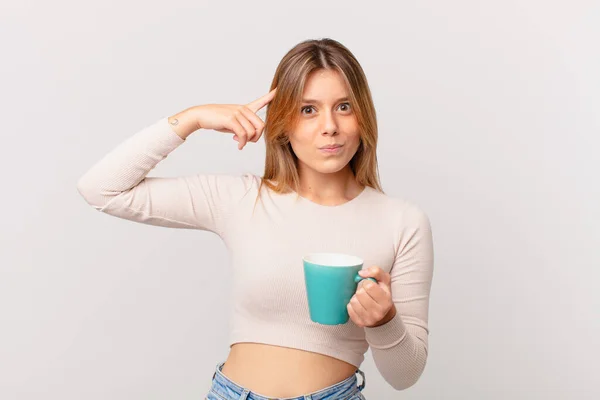 Mujer Joven Con Una Taza Café Sintiéndose Confundido Perplejo Mostrando — Foto de Stock