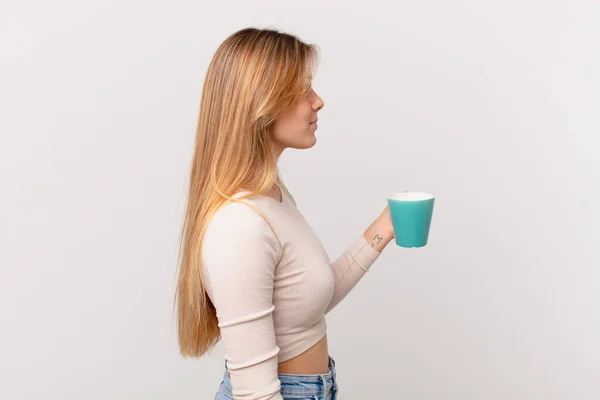 Young Woman Coffee Mug Profile View Thinking Imagining Daydreaming — Stock Photo, Image