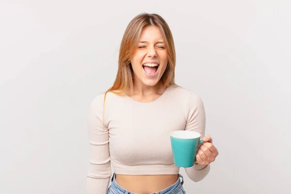 Jeune Femme Avec Une Tasse Café Criant Agressivement Air Très — Photo