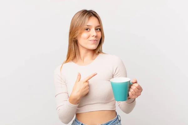 Young Woman Coffee Mug Looking Excited Surprised Pointing Side — Stock Photo, Image