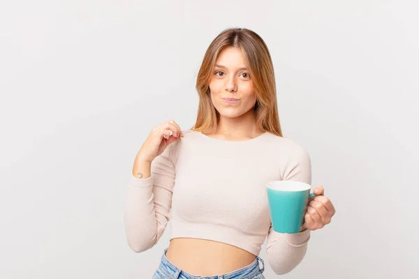 Ung Kvinna Med Kaffemugg Ser Arrogant Framgångsrik Positiv Och Stolt — Stockfoto