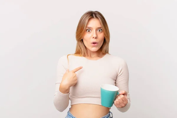 Young Woman Coffee Mug Looking Shocked Surprised Mouth Wide Open — Stock Photo, Image