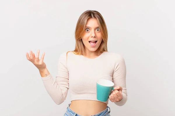 Young Woman Coffee Mug Feeling Happy Surprised Realizing Solution Idea — Stock Photo, Image