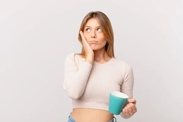 Junge Frau Mit Kaffeebecher Fühlt Sich Gelangweilt Frustriert Und Schläfrig — Stockfoto