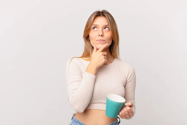 Jovem Com Uma Caneca Café Pensando Sentindo Duvidoso Confuso — Fotografia de Stock