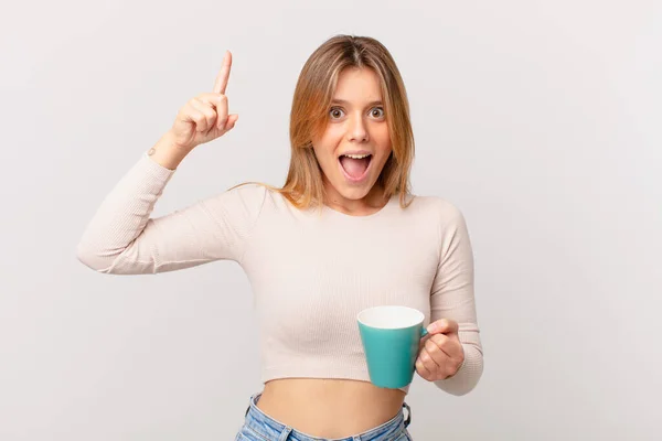 Jonge Vrouw Met Een Koffie Mok Gevoel Als Een Gelukkig — Stockfoto