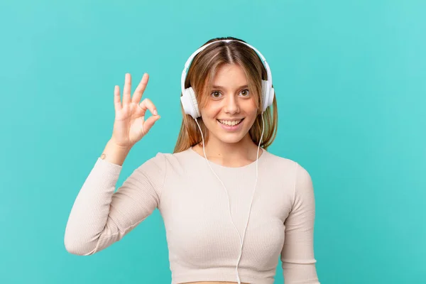 Ung Kvinna Med Hörlurar Känner Sig Glad Visar Godkännande Med — Stockfoto