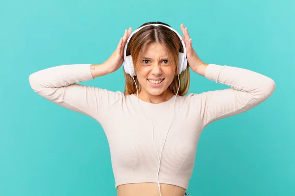 Ung Kvinna Med Hörlurar Stressad Orolig Eller Rädd Med Händerna — Stockfoto