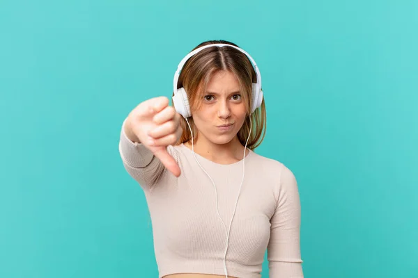Junge Frau Mit Kopfhörern Die Daumen Nach Unten Zeigt — Stockfoto