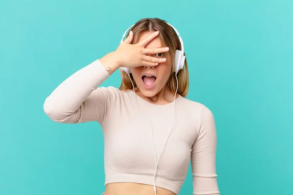 Mujer Joven Con Auriculares Que Parecen Sorprendidos Asustados Aterrorizados Cubriendo — Foto de Stock
