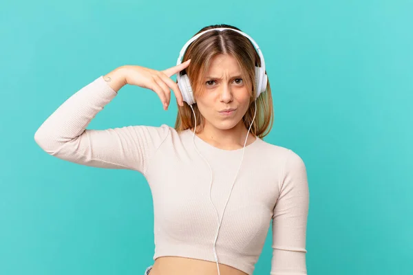 Νεαρή Γυναίκα Ακουστικά Που Αισθάνονται Σύγχυση Και Αμηχανία Δείχνοντας Ότι — Φωτογραφία Αρχείου