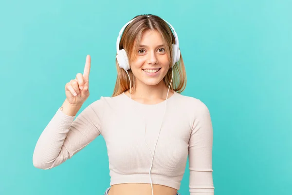 Jonge Vrouw Met Koptelefoon Glimlachend Zoek Vriendelijk Tonen Nummer Een — Stockfoto