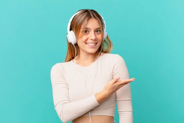 Mujer Joven Con Auriculares Sonriendo Alegremente Sintiéndose Feliz Mostrando Concepto — Foto de Stock