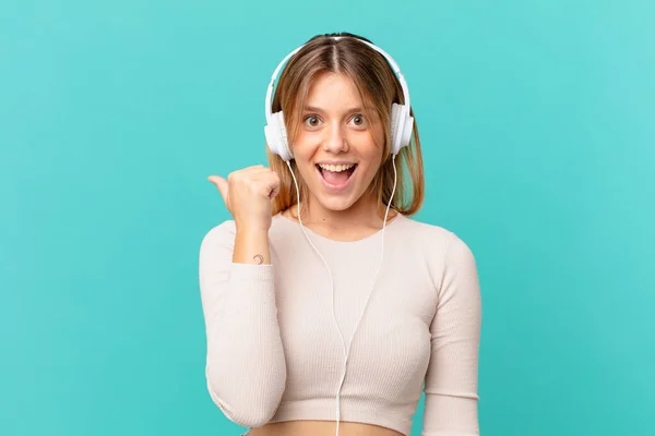 Jeune Femme Avec Casque Regardant Étonné Dans Incrédulité — Photo