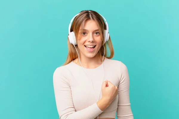 Mujer Joven Con Auriculares Sintiéndose Feliz Enfrentando Desafío Celebrando —  Fotos de Stock