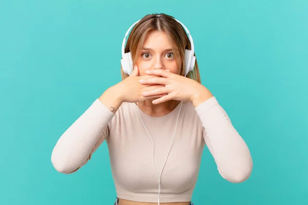 Junge Frau Mit Kopfhörern Die Mund Und Hände Mit Einem — Stockfoto