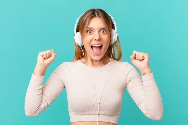 Mujer Joven Con Auriculares Gritando Agresivamente Con Una Expresión Enojo — Foto de Stock