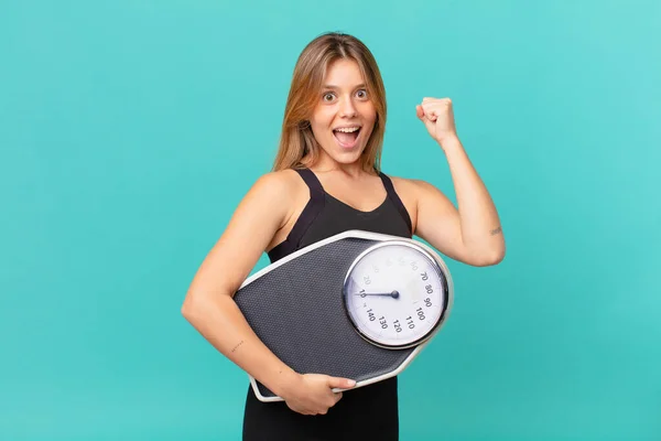 Giovane Bella Donna Fitness Sentirsi Scioccato Ridere Celebrare Successo — Foto Stock