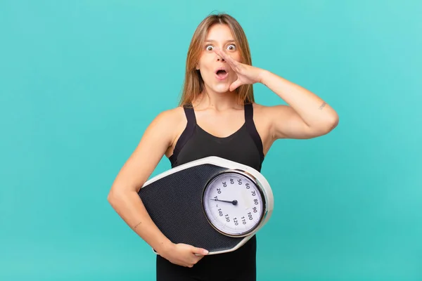 Ung Söt Fitness Kvinna Känner Sig Glad Ger Stor Skrik — Stockfoto