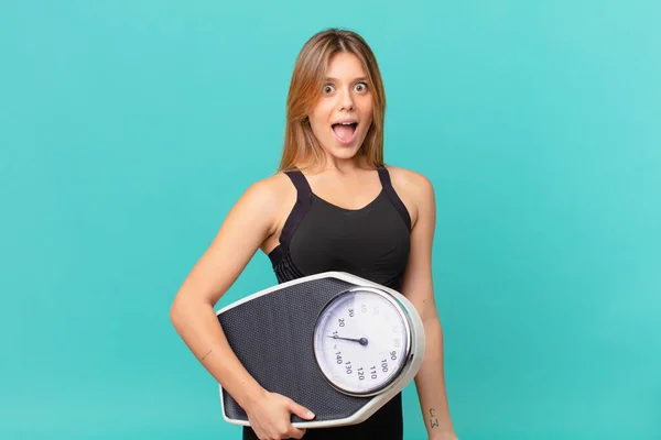 Ung Vacker Fitness Kvinna Ser Glad Och Positivt Överraskad — Stockfoto