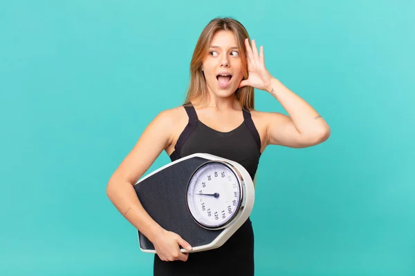 Joven Bonita Mujer Fitness Sentirse Feliz Emocionado Sorprendido — Foto de Stock