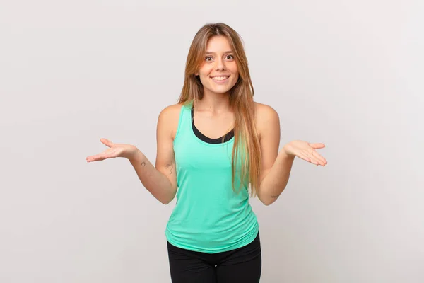 Joven Bastante Fitness Mujer Sintiéndose Desconcertado Confundido Dudando —  Fotos de Stock
