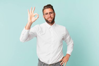 Genç yakışıklı adam kendini mutlu hissediyor, onayını veriyor.