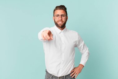 Genç ve yakışıklı bir adam kamerayı işaret ederek seni seçiyor.