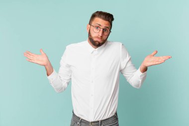 Genç yakışıklı adam şaşkın, şaşkın ve şüpheci hissediyor.