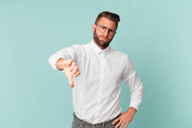 Genç ve yakışıklı adam kendini kötü hissediyor, baş parmağını kaldırıyor.