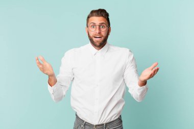 Genç yakışıklı adam kendini mutlu hissediyor ve inanılmaz bir şey karşısında şaşkına dönüyor.