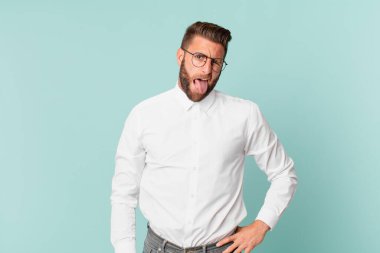 Genç, yakışıklı, neşeli ve asi tavırlı, şakacı ve dilsiz bir adam.