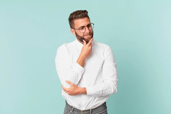 Jovem Homem Bonito Sorrindo Com Uma Expressão Feliz Confiante Com — Fotografia de Stock