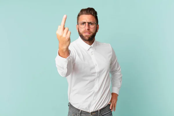 Jovem Homem Bonito Sentindo Irritado Irritado Rebelde Agressivo — Fotografia de Stock