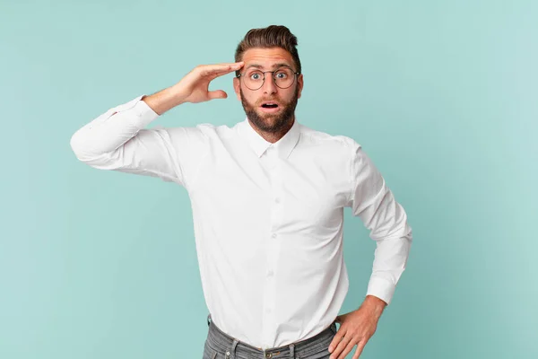 Joven Guapo Hombre Buscando Feliz Asombrado Sorprendido — Foto de Stock