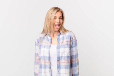 Genç, sarışın, neşeli ve asi tavırlı, şakacı ve dilsiz bir kadın.