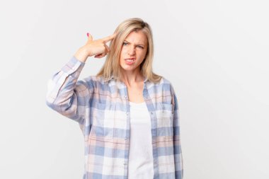 Genç sarışın kadın şaşkın ve şaşkın hissediyor, deli olduğunu gösteriyor.