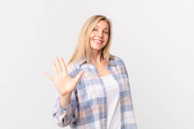 Genç sarışın kadın gülümsüyor ve arkadaş canlısı görünüyor.