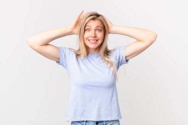 Genç sarışın kadın kendini stresli, endişeli ya da korkmuş hissediyor.