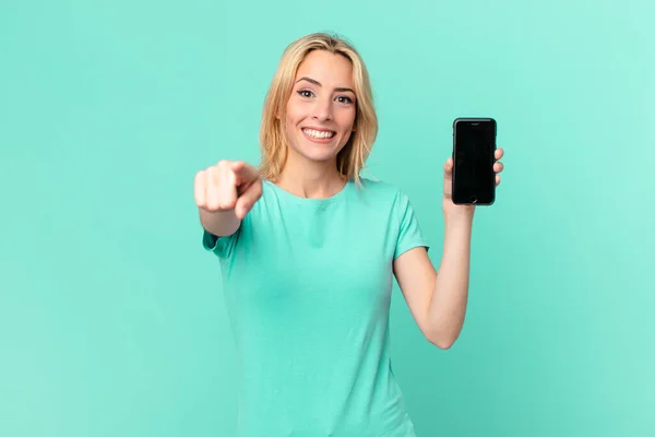 Mladá Blondýna Žena Ukazuje Kameru Vybírá Vás Drží Chytrý Telefon — Stock fotografie