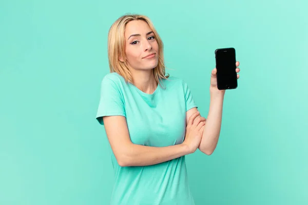 Mujer Rubia Joven Encogiéndose Hombros Sintiéndose Confundida Incierta Sosteniendo Teléfono — Foto de Stock