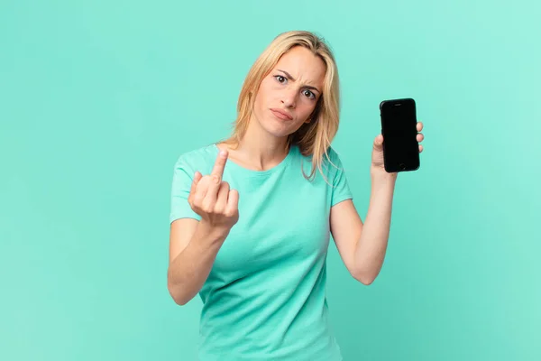 Młoda Blondynka Uczucie Złości Zirytowany Buntowniczy Agresywny Trzyma Smartfon — Zdjęcie stockowe