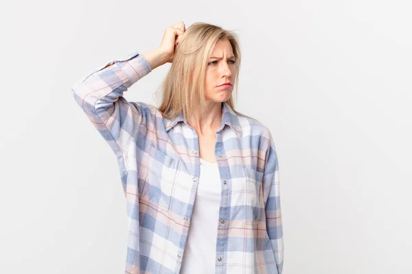 Young Blonde Woman Feeling Puzzled Confused Scratching Head — Stock Photo, Image