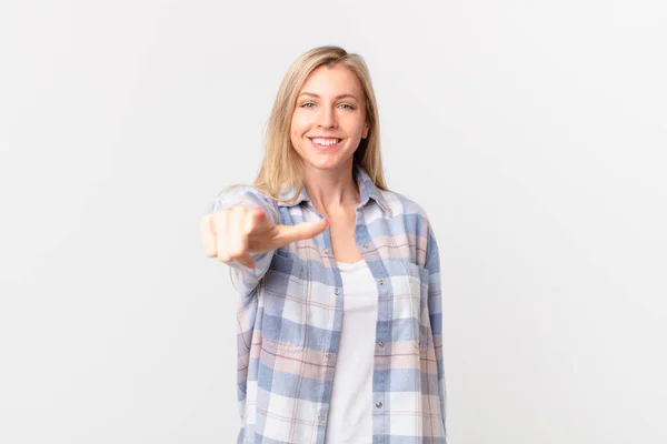 Jong Blond Vrouw Wijzend Naar Camera Kiezen — Stockfoto