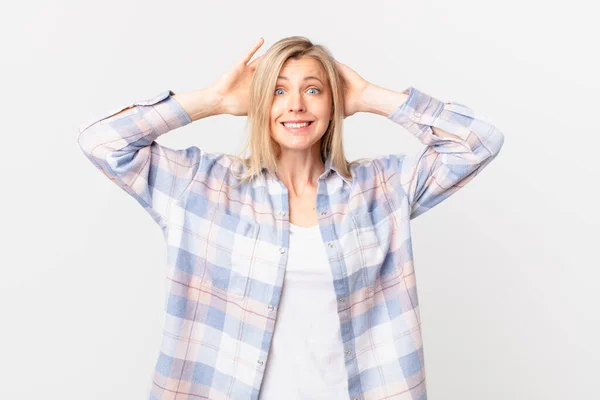 Jong Blond Vrouw Gevoel Gestrest Angstig Bang Met Handen Het — Stockfoto