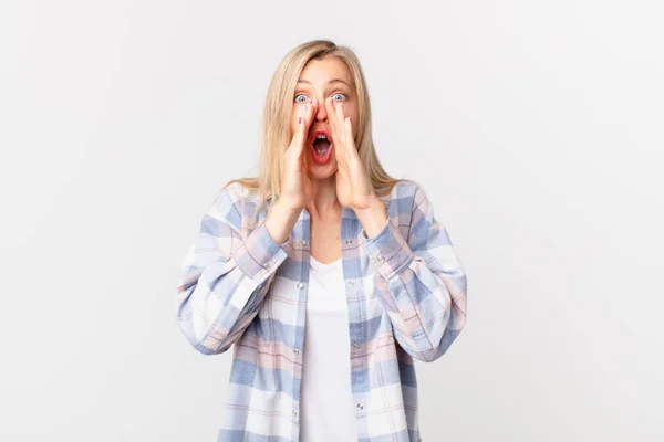 Young Blonde Woman Feeling Happy Giving Big Shout Out Hands — Stock Photo, Image