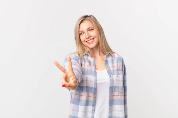 Młoda Blondynka Uśmiecha Się Wygląda Przyjaźnie Pokazując Numer Dwa — Zdjęcie stockowe