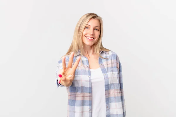 Jong Blond Vrouw Glimlachen Zoek Vriendelijk Tonen Nummer Drie — Stockfoto
