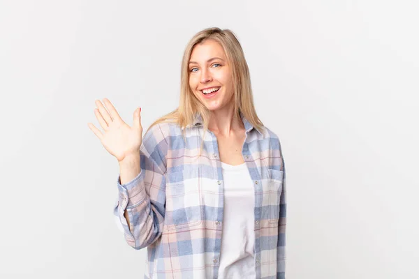 Junge Blonde Frau Lächelt Glücklich Winkt Mit Der Hand Begrüßt — Stockfoto
