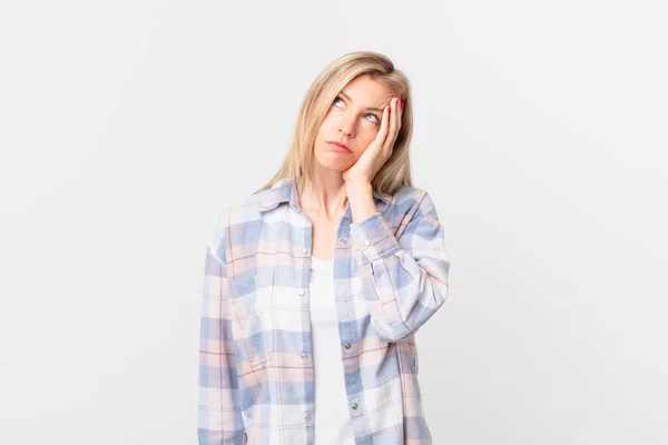 Jonge Blonde Vrouw Gevoel Verveeld Gefrustreerd Slaperig Een Vermoeiende — Stockfoto